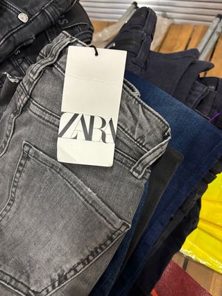 Pantalones vaqueros Zara grises y azules