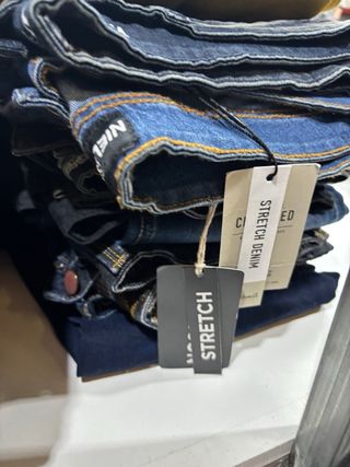 Pantalones vaqueros Zara grises y azules