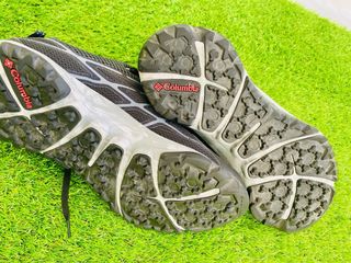 Zapatillas Columbia negras y Rojas