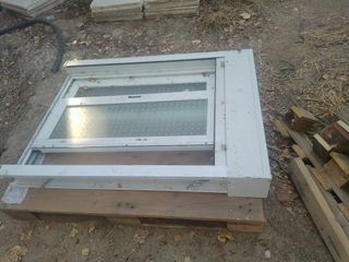 Ventana con persiana blanca