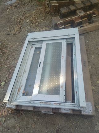 Ventana con persiana blanca