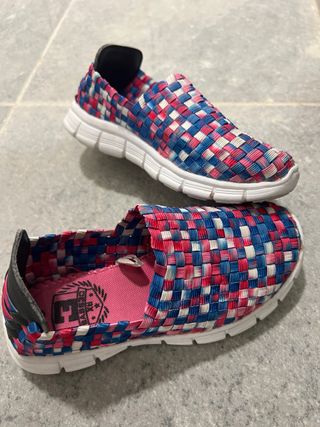 Zapatillas Skechers Flexibles Niña
Talla 28
