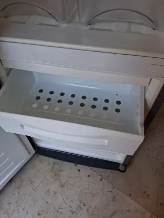 Nevera Daewoo pequeño  arañazo en lateral.