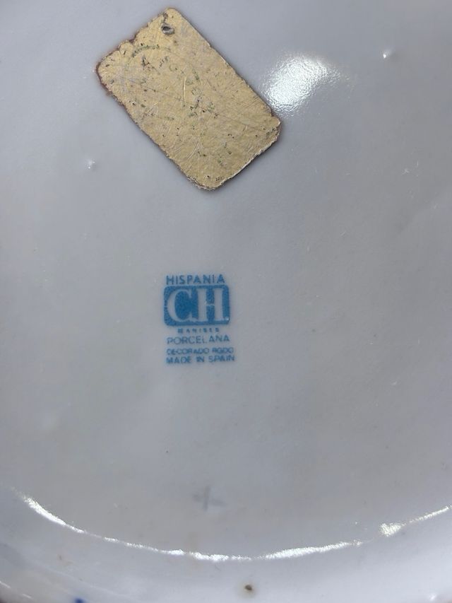 Jarrón de porcelana azul con dragón dorado