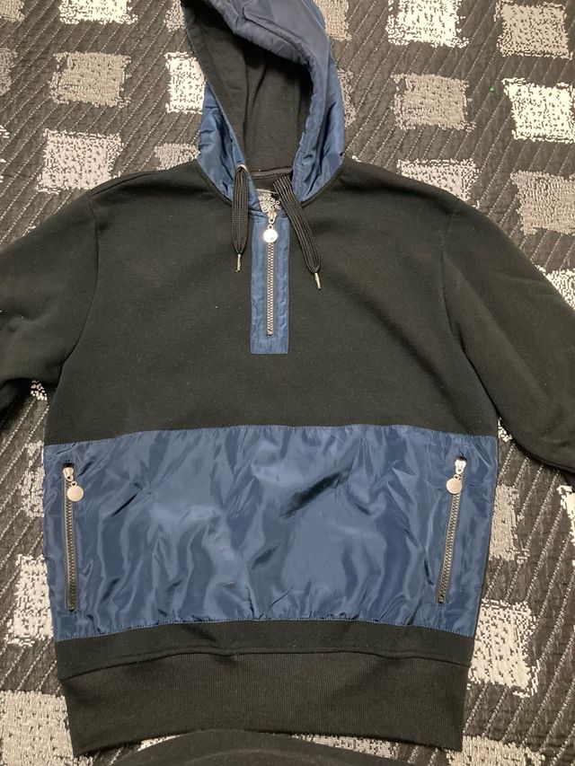 Sudadera con cremallera azul y negra