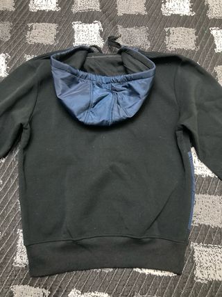 Sudadera con cremallera azul y negra