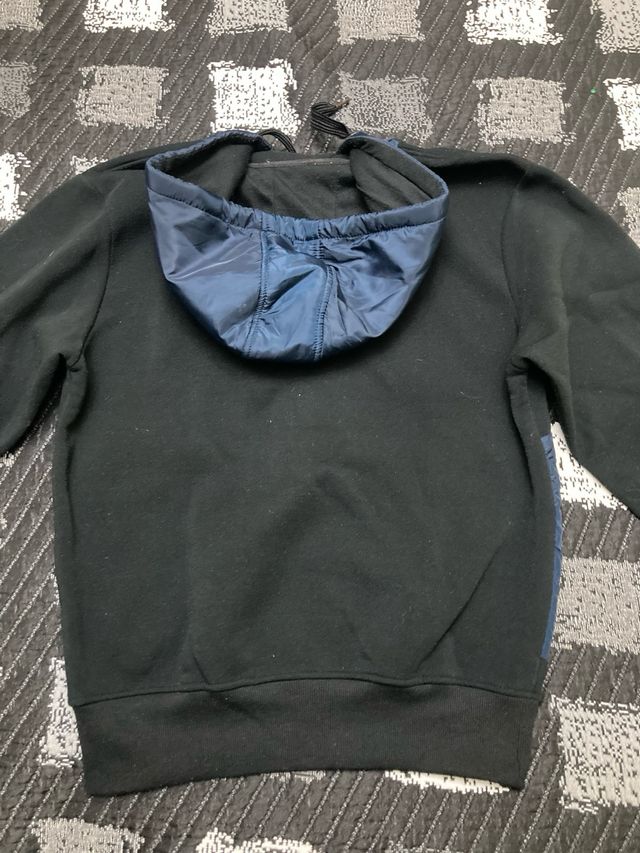 Sudadera con cremallera azul y negra