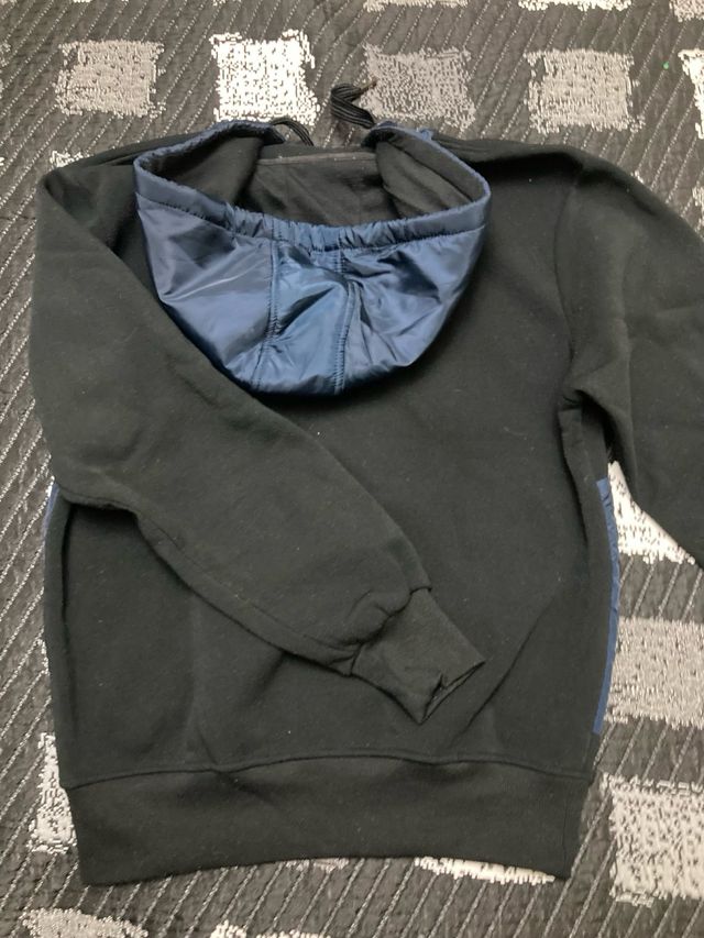 Sudadera con cremallera azul y negra