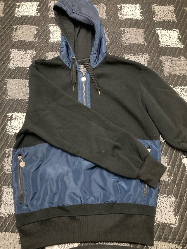 Sudadera con cremallera azul y negra