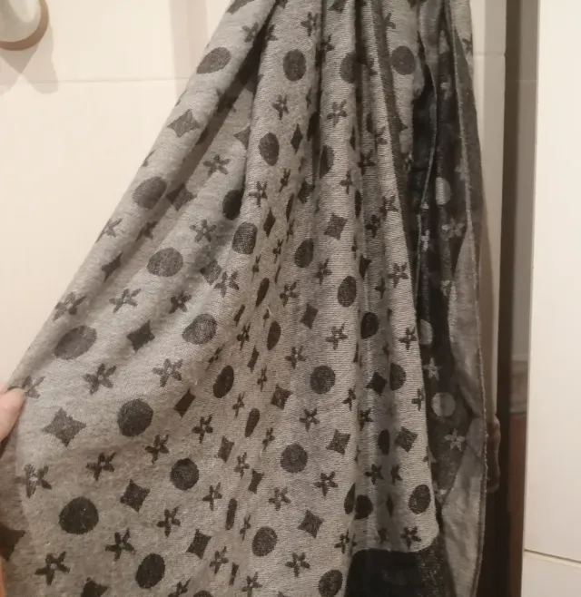 Pañuelo foulard gris con estampado