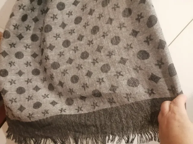 Pañuelo foulard gris con estampado