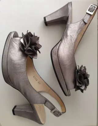 Zapatos de tacón Montesinos Talla 37 color acero. 