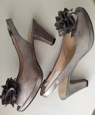Zapatos de tacón Montesinos Talla 37 color acero. 