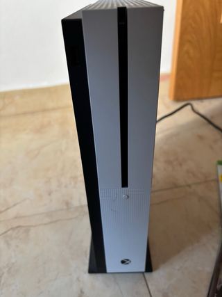 Xbox One S + Mando + 8 Juegos