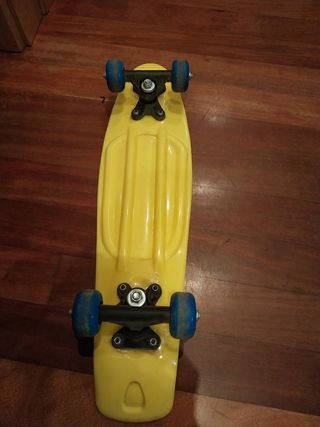 Monopatín amarillo para niños