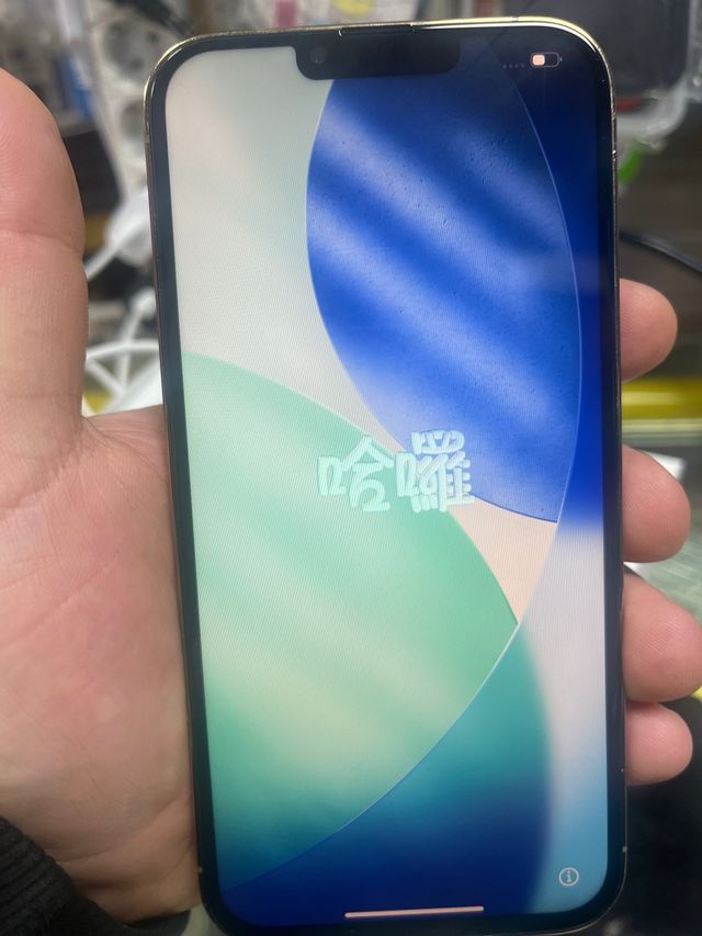 iPhone 13 Pro Max dorado en buen estado 