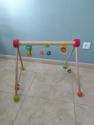Gimnasio infantil de madera con juguetes
