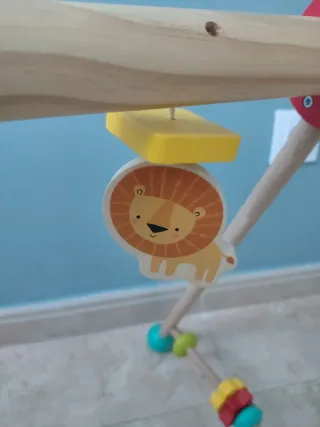 Gimnasio infantil de madera con juguetes