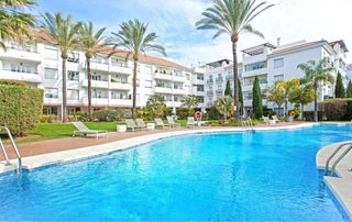 habitación con jardín y piscina
