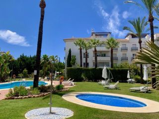 habitación con jardín y piscina