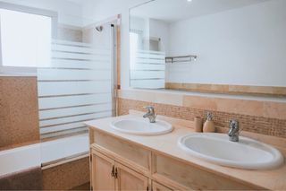 habitación con jardín y piscina
