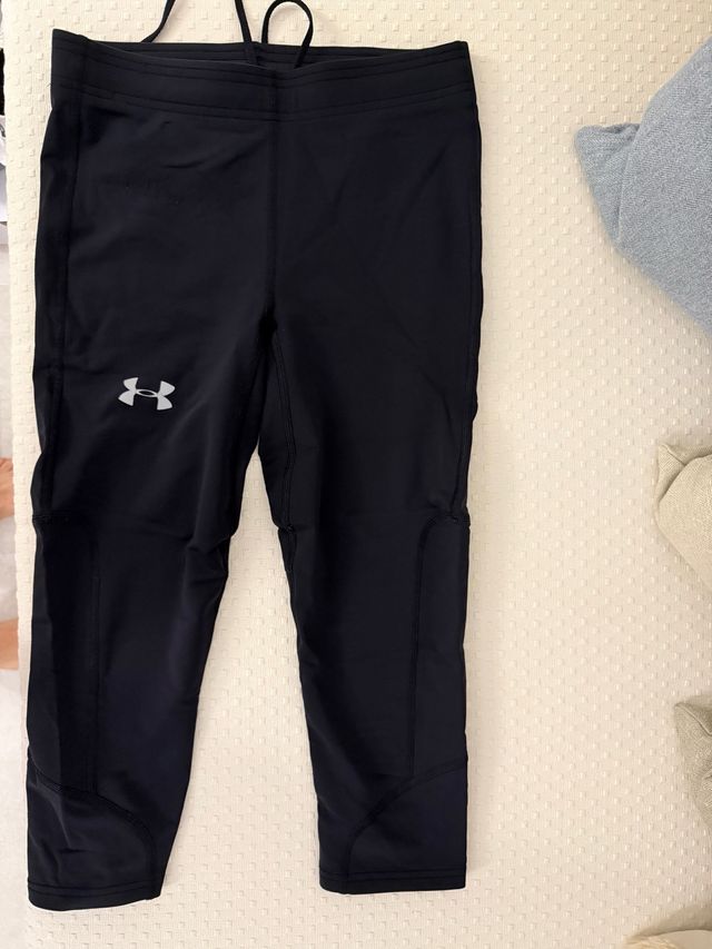 Mallas running Under Armour negras. Tipo pirata .