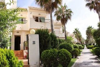 Casa adosada en alquiler en Elviria en Marbella