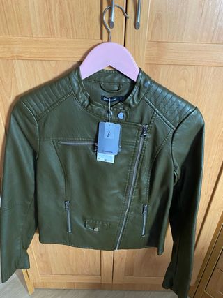 Cazadora efecto piel verde militar Zara