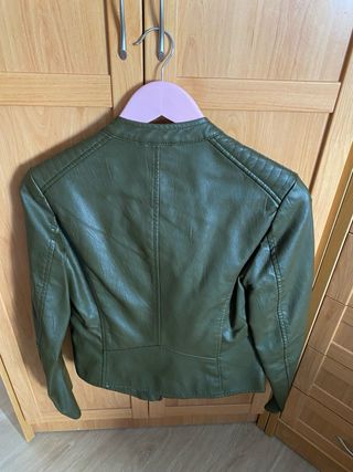 Cazadora efecto piel verde militar Zara