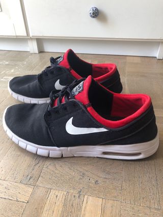 Zapatillas Nike Negras y Rojas