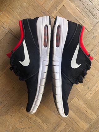 Zapatillas Nike Negras y Rojas