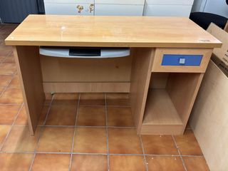 Escritorio madera con cajón azul