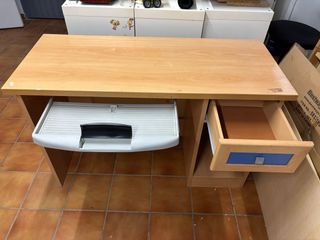 Escritorio madera con cajón azul