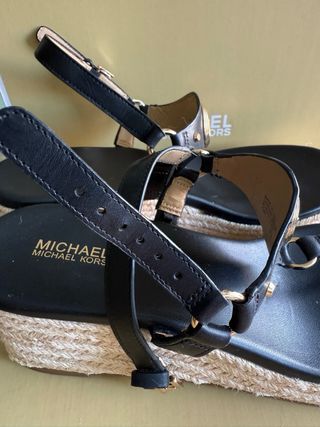 Sandalias Michael Kors Negras y Doradas
