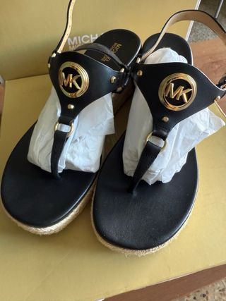 Sandalias Michael Kors Negras y Doradas