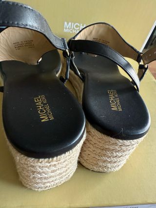 Sandalias Michael Kors Negras y Doradas