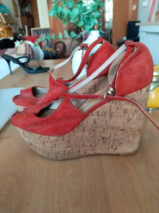 Zapatos de cuña rojos