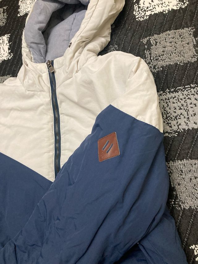 Chaqueta con gorro azul y blanco