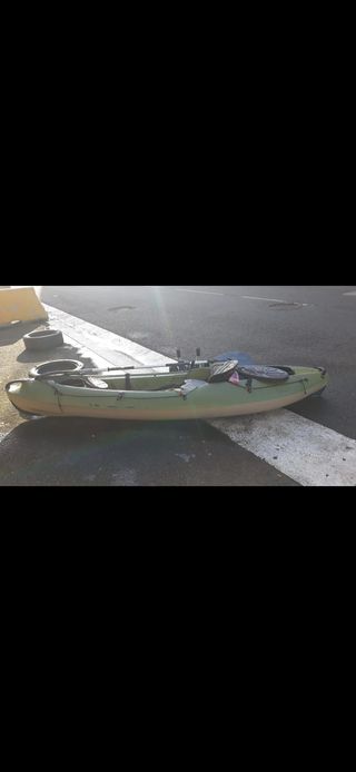 Kayak de pesca verde con accesorios