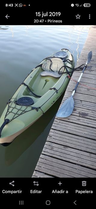 Kayak de pesca verde con accesorios
