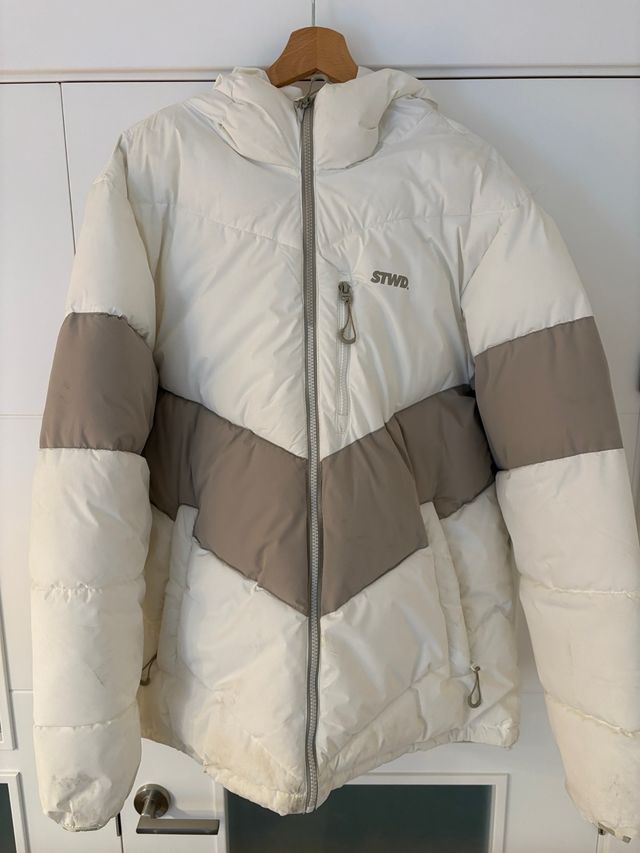 Chaqueta Pull&Bear beige y blanca.