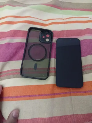 iPhone 12 nero con cover