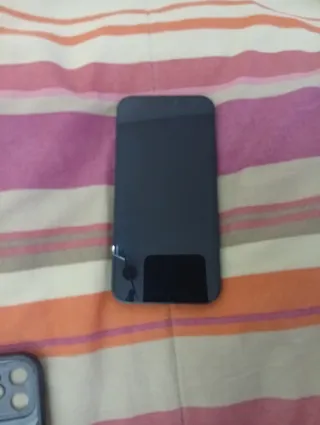 iPhone 12 nero con cover