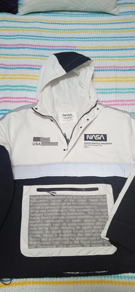 Abrigo con capucha marrón y negro