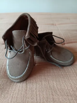Botas mocasines niña con flecos
Talla 23