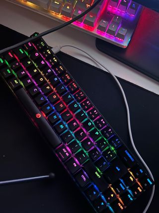 Teclado Gaming RGB Negro
-switches maron