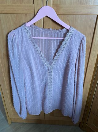 Blusa rosa con detalles de encaje