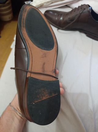 Zapatos de vestir marrones, Álvaro Moreno