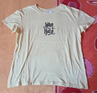 Camiseta Bershka amarilla Love & Hate