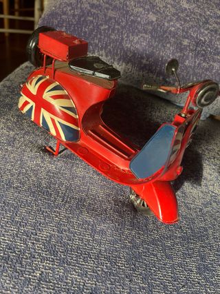Figura Moto Vespa Union Jack Roja